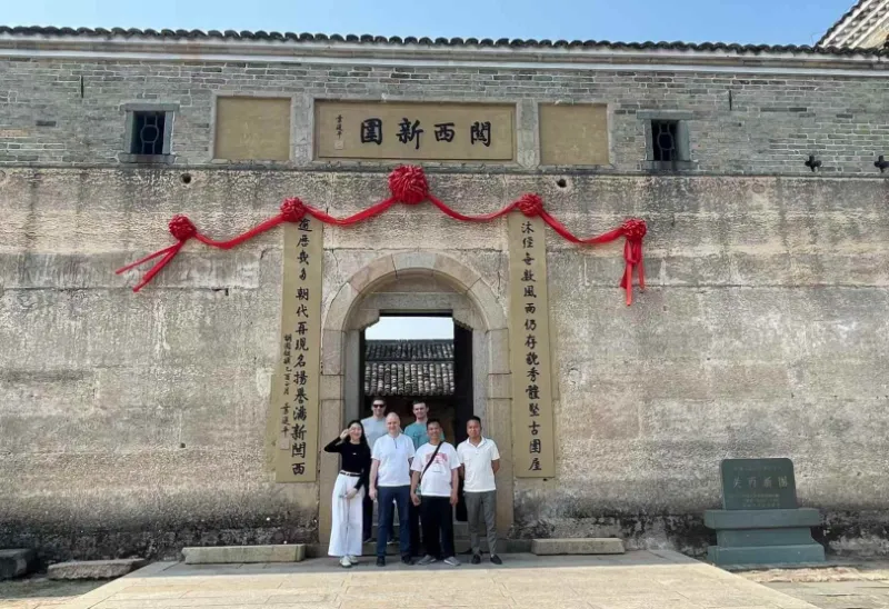 Forging Business, Forging Friendship: Yanming Metal Etching Factory Deepens Cooperation with Overseas Clients